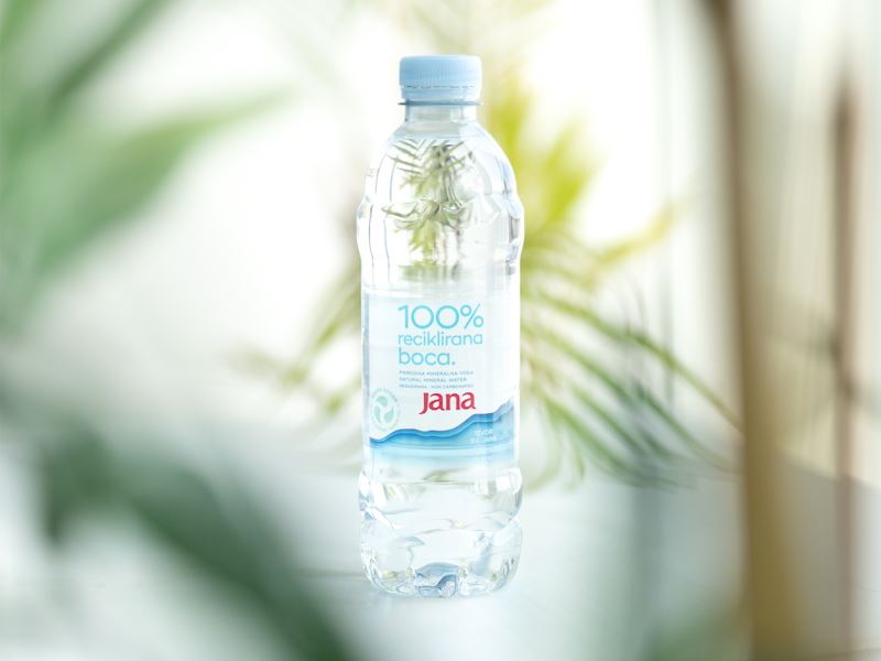 Respect for nature: Jana in a 100% recycled bottle